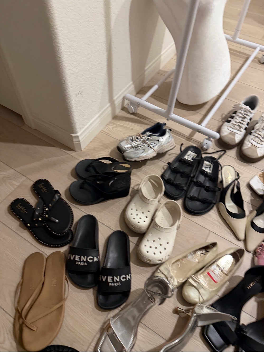 FLAWED 45 pairs Nordstrom shoe pallet! - Picture 11 of 16